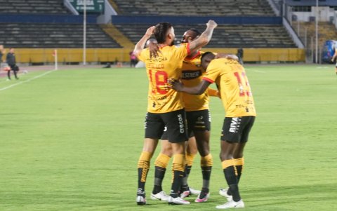 Francisco Fydriszewski, festejando su gol ante Cumbayá, luego fue expulsado