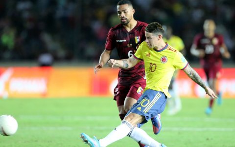 James Rodríguez, en la selección colombiana (d), es el llamado a ser figura ante los llaneros.