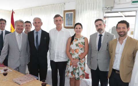 Rodolfo Del Pino, Fernando Mendoza, Pedro Sanz, Verónica Baquerizo, Manuel Dieguez y Carlos Ortega. Atrás, Andrés Bayolo y Roberto García.