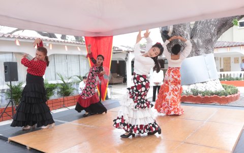 Hubo dos presentaciones dancísticas. Gloria Febres-Cordero con su baile de flamenco (foto) y Patty Salcedo con su coro de castañuelas.