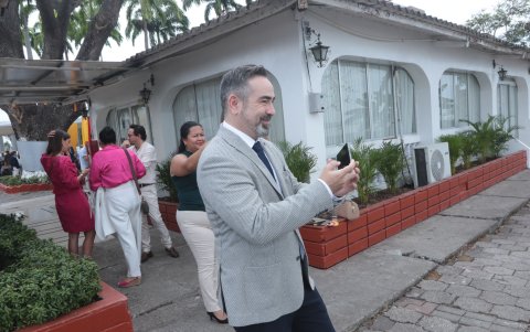 Manuel Dieguez toma foto a sus amigos.