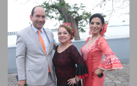 Eliseo Mosconi junto a las bailarinas Patty Salcedo y Alexandra Galarza.