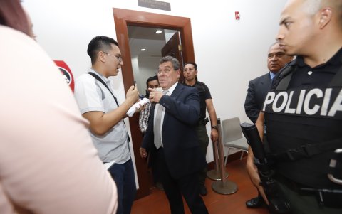 Autoridad. El ministro de Agricultura, Eduardo Izaguirre (centro), en una rueda de prensa que dio ayer, lunes 4 de septiembre de 2023.