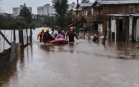 El Cuerpo de Bomberos de Rio Grande  hace las labores de rescate de personas tras el paso de un ciclón, en Passo Fundo (Brasil).