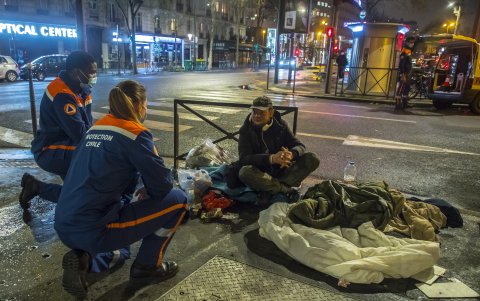 Foto de archivo. Voluntarios del Servicio de Protección Civil de Francia atienden en una calle de París a una persona sin hogar, el 10 de marzo de 2021.