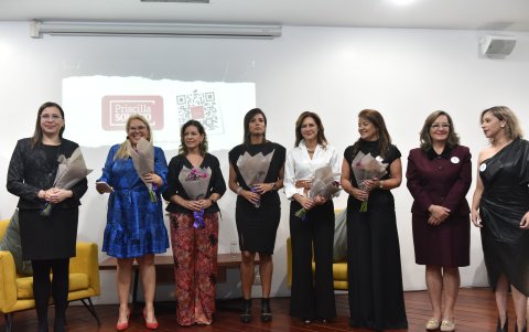 Yadira Becerra, Priscilla Solano, Alexandra Chamba, Patricia Vera, Priscilla Falconi, María Fernanda Román, Margarita Zambrano y Emilia Grijalva.