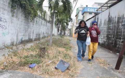 Los personas caminan por callejones y peatonales inseguras y descuidadas.