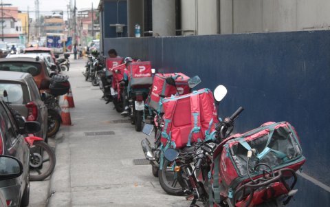 Los motociclistas que reparten comida a domicilios y los informales invaden el espacio público de la ciudadela.