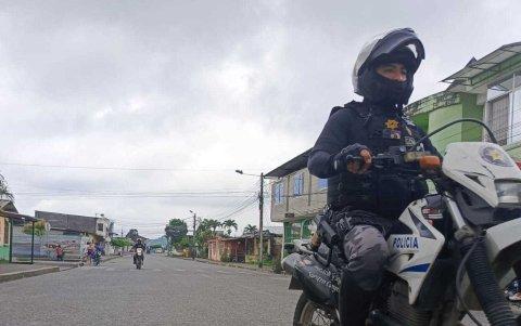 Quevedo. Policías motorizados realizaron recorridos en el barrio de esta ciudad donde se reportó el rapto.