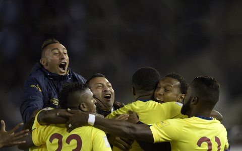Montero, junto a varios tricolores más festejan la primera y única victoria que Ecuador ha logrado ante Argentina en Buenos Aires, en 2015, de cara al Mundial 2018.