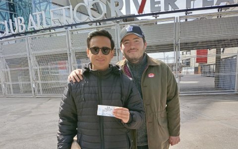 Christian Reyes y Juan Fernando Torres, hinchas ecuatorianos, sí lograron comprar un boleto para el duelo entre Argentina va Ecuador.