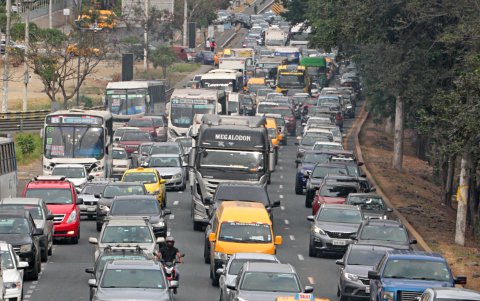 Escenario. Esta es la escena habitual en vía a la costa desde hace ya varios años.