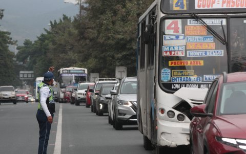 La presencia de los agentes poco ayudó a dar fluidez a la zona.