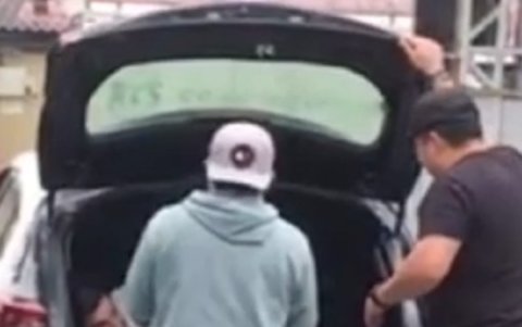 El presentador en la cajuela.