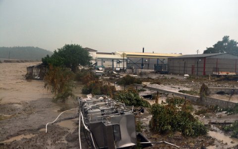 Larissa Grecia. La dirección regional de policía de Tesalia ha anunciado que ambos sentidos de la carretera estarán cerrados a todos los vehículos. (Inundaciones.