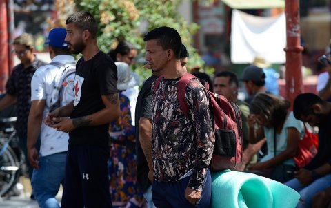 Migrantes permanecen en la calle el 5 de septiembre de 2023, en Ciudad Juárez (México).