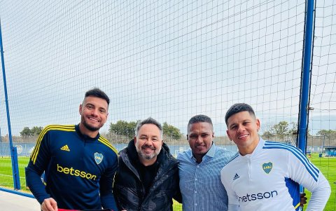 Antonio Valencia (c-d) se reúne con sus excompañeros del Manchester United Sergio Romero (i) y Marcos Rojo (d).