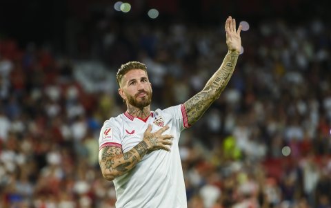 El central Sergio Ramos en su presentación como nuevo jugador del Sevilla FC esta tarde, en el estadio Ramón Sánchez Pizjúan de Sevilla. EFE/ Raúl Caro