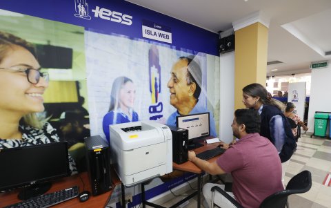 El IESS ofrece en sus principales centros de atención 'islas web' para el uso de los afiliados.