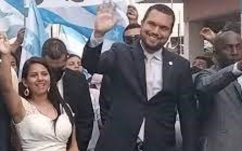 Ana Fuentes junto con el exvicealcalde Josué Sánchez y Egis Caicedo, quien renunció al cargo de concejal.