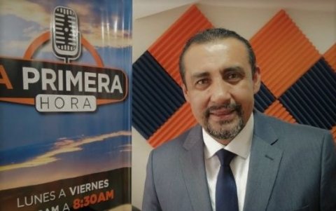 Vela es comunicador social y tiene una maestría en Periodismo y Gestión de la Comunicación.