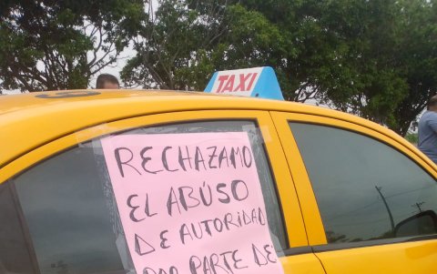 2. Caravana. Los reclamos provocaron una caravana de vehículos con pancartas y gritos.