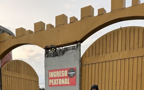 Celebración. Custodios resguardan la entrada a una fiesta.