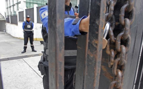 Vigilar. Los centinelas se aseguran de que ingresen solo las personas que están en la lista de invitados. En ocasiones se aseguran también de que no entren armas.