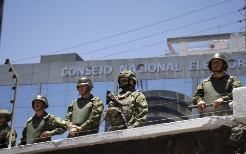 El descontento con el CNE llevó a decenas de personas a protestar afuera del órgano electoral.