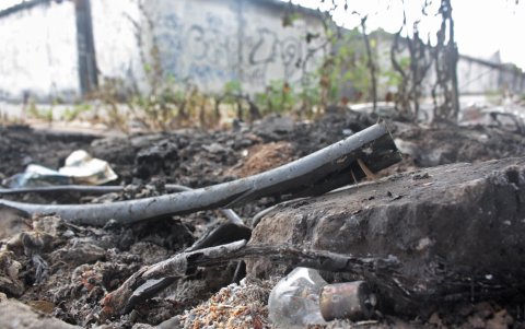 Hecho. Debajo de puentes se puede observar los restos de cables y pisos quemados, donde se incineraron estos materiales.