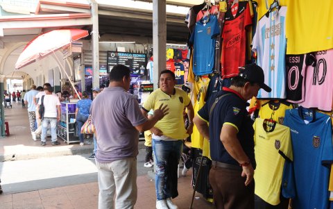Una persona probándose la camiseta titular de la selección.