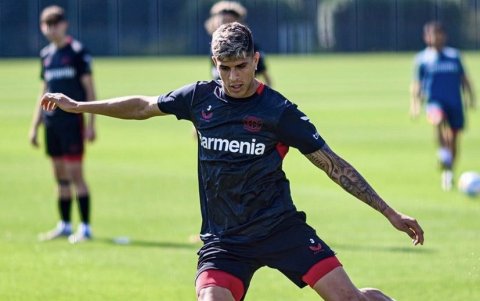 Piero Hincapié retornó a los entrenamientos con su equipo y envió un mensaje a sus compañeros de La TRI.