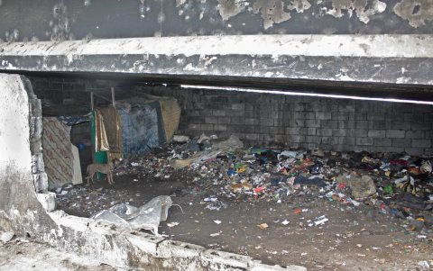 El daño se extiende hasta la infraestructura como los puentes vehiculares, que son destruidos para ser utilizados como dormitorios, generando hasta insalubridad e inseguridad.