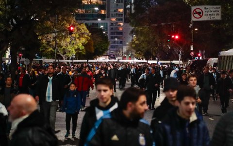 - Hinchas de Argentina asisten hoy, a un partido de las Eliminatorias Sudamericanas para la Copa Mundial de Fútbol 2026 entre Argentina y Ecuador en el estadio Más Monumental en Buenos Aires (Argentina).