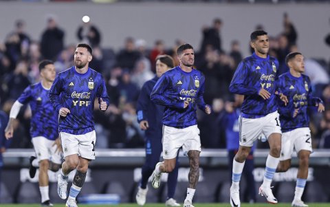 Jugadores de Argentina calientan hoy, en un partido de las Eliminatorias Sudamericanas para la Copa Mundial de Fútbol 2026 entre Argentina y Ecuador en el estadio Más Monumental en Buenos Aires (Argentina).