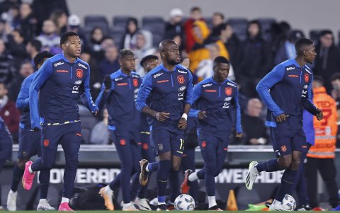 Jugadores de Ecuador calientan hoy, en un partido de las Eliminatorias Sudamericanas para la Copa Mundial de Fútbol 2026 entre Argentina y Ecuador en el estadio Más Monumental en Buenos Aires (Argentina).