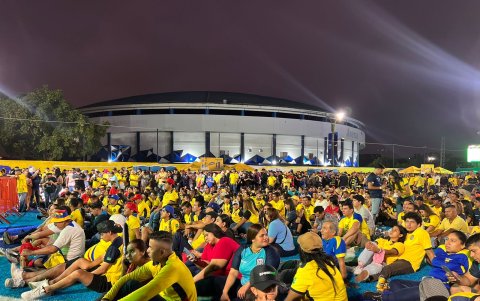 Hinchas en la explanada del estadio Modelo.
