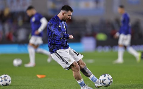Lionel Messi (i) de Argentina patea el balón, en el calentamiento del partido de las Eliminatorias Sudamericanas para la Copa Mundial de Fútbol 2026 entre Argentina y Ecuador en el estadio Más Monumental en Buenos Aires (Argentina).
