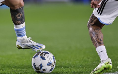 Lionel Messi (i) de Argentina controla el balón hoy, en un partido de las Eliminatorias Sudamericanas para la Copa Mundial de Fútbol 2026.