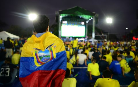 Los hinchas ecuatorianos esperan goles de su equipo.