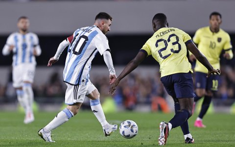 Lionel Messi (i) de Argentina disputa el balón con Moisés Caicedo de Ecuador hoy, en un partido de las Eliminatorias Sudamericanas para la Copa Mundial de Fútbol 2026 entre Argentina y Ecuador en el estadio Más Monumental en Buenos Aires (Argentina).