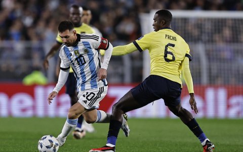 Lionel Messi (i) de Argentina disputa el balón con Willian Pacho de Ecuador hoy, en un partido de las Eliminatorias Sudamericanas para la Copa Mundial de Fútbol 2026 entre Argentina y Ecuador.