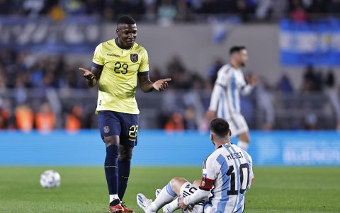 Lionel Messi (d) de Argentina disputa el balón con Moisés Caicedo de Ecuador hoy, en un partido de las Eliminatorias Sudamericanas para la Copa Mundial de Fútbol 2026 entre Argentina y Ecuador en el estadio Más Monumental en Buenos Aires (Argentina).