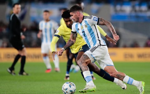 Rodrigo De Paul (d) de Argentina disputa el balón con José Cifuentes de Ecuador hoy, en un partido de las Eliminatorias Sudamericanas para la Copa Mundial de Fútbol 2026 entre Argentina y Ecuador.
