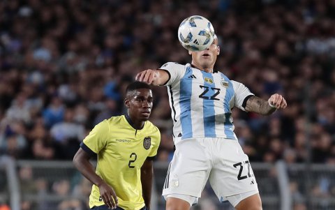 Lautaro Martínez (d) de Argentina disputa el balón con Félix Torres Caicedo de Ecuador hoy, en un partido de las Eliminatorias Sudamericanas para la Copa Mundial de Fútbol 2026 entre Argentina y Ecuador.