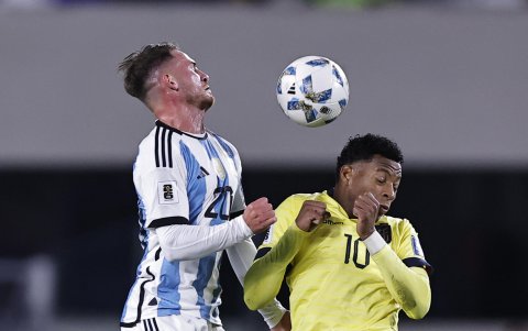 Alexis Mac Allister (i) de Argentina disputa el balón con Gonzalo Plata de Ecuador.