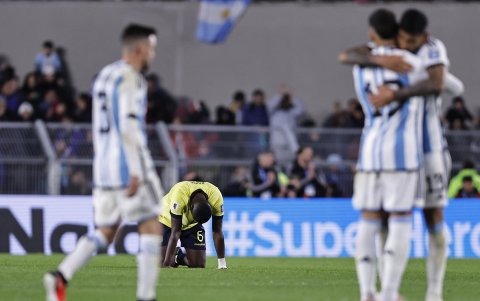 Willian Pacho (c) de Ecuador reza al final del partido de las Eliminatorias Sudamericanas para la Copa Mundial de Fútbol 2026.