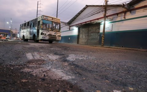 Cráteres. La calle 47 S-E registra enormes baches desde hace varios años. La petición para el arreglo de esta vía no ha sido atendida por las administraciones municipales.