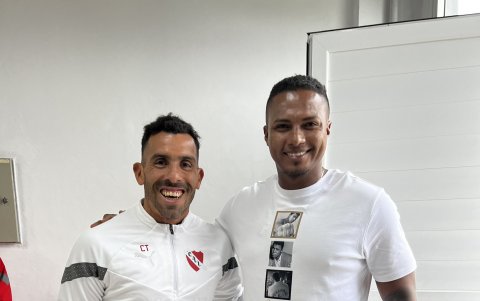 Antonio Valencia visitó a un viejo amigo del Manchester United.