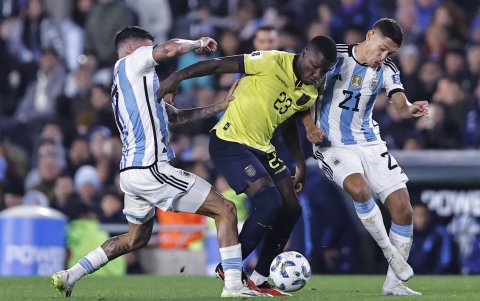 En la volante, Moisés Caicedo no dejó que Lionel Messi, Enzo Fernández, Rodrigo de Paul y Alexis Mac Allister realizaran jugadas de peligro.